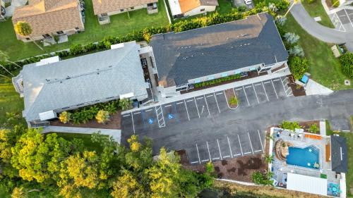 South Bradenton House | Sleeps 10 - Heated Pool & Slide - Games-Min to IMG