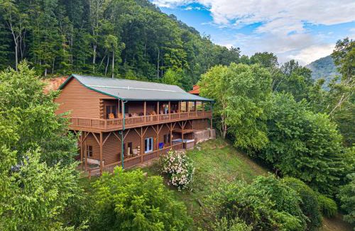 Whittier House | Sleeps 16 Lodge Near Bryson City, Arcade, Hot Tub