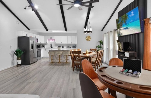 Egypt Lake-Leto House | Sleeps 17/Private Beach & Heated pool/mins to Downtown/Buccs/Bush Gardens/Zoo