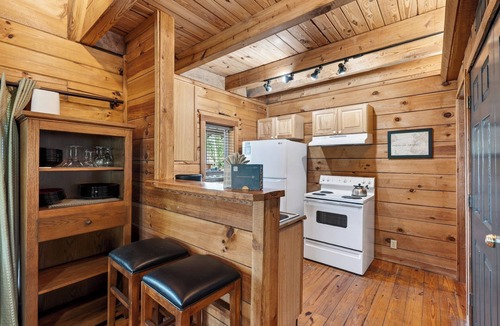 Townsend Cabin | Sleeps 42 | 7 Cabins | Hot Tubs + Fire Pit + Mtn Views | Heaven Lane Cabins