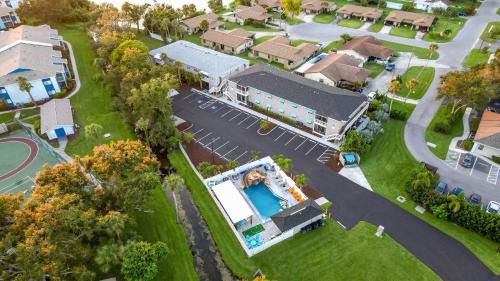 South Bradenton House | Sleeps 6 - Min to IMG - Pool w Slide - Putt Putt