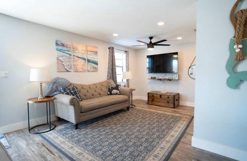 South Bradenton House | Sleeps 6 - Min to IMG - Pool w Slide - Putt Putt