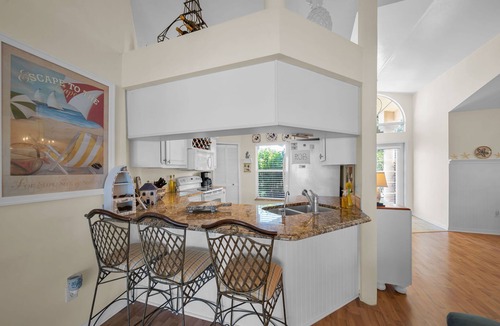 Trafalgar House | Sleeps Up to 6 Guests, Heated Pool, Fenced Yard, Nicely Furnished!