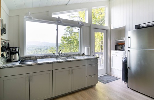 Brevard Cottage | Sleepy Bear Cottage-Amazing Views-Secluded Bliss