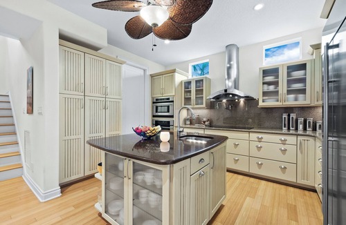 Whitney Beach House | Sleepy Lagoon 4+bd/3.5ba canal home, 5 min walk to beach on LBK
