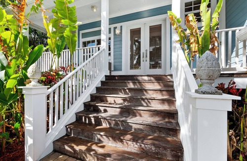 Whitney Beach House | Sleepy Lagoon 4+bd/3.5ba canal home, 5 min walk to beach on LBK