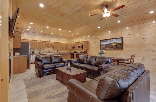 Gatlinburg Cabin | Smoky Mountain Splash by Jackson Mountain Rentals