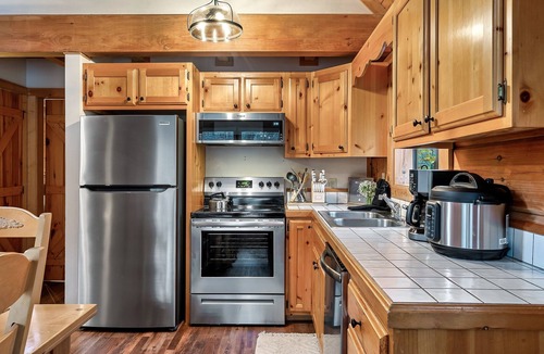Wears Valley Cabin | Smoky Mtn Cabin w/Hot Tub + Game Room Near Nat'l Park