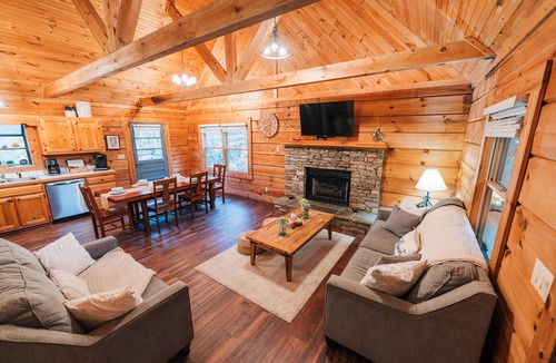 Wears Valley Cabin | Smoky Mtn Cabin w/Hot Tub + Game Room Near Nat'l Park