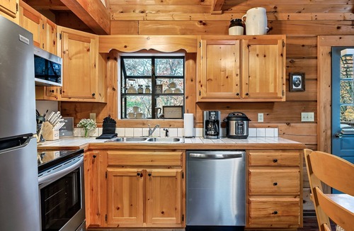 Wears Valley Cabin | Smoky Mtn Cabin w/Hot Tub + Game Room Near Nat'l Park