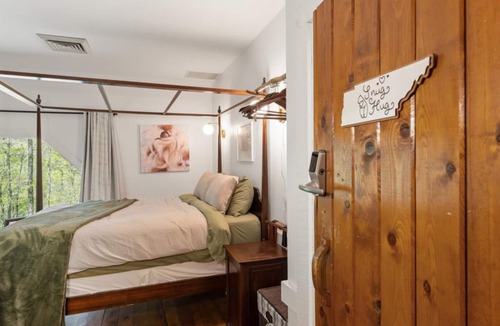 Townsend Hotel | Snug Hug Room - Cozy Lodge Stay with Fireplace