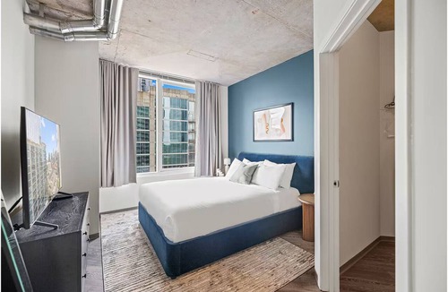 Sobro Apartment | SoBro Business Stay | Rooftop Views Close to Bridgestone & Symphony