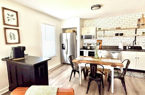 Knoxville House | SoKno Sage Cottage- 3 BR, pup-friendly, just 5 minutes from UT-King-sized bed!
