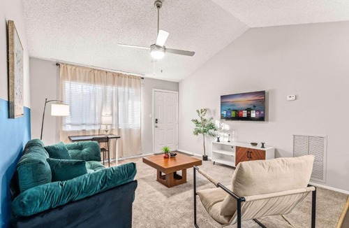 Kirkman North Apartment | Solara Apartments Spacious 2BR Apartment Sleeps 6 Pet-Friendly