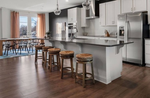 Downtown Apartment | Sophisticated Escape with Scenic Rooftop – Minutes to Downtown Hotspots