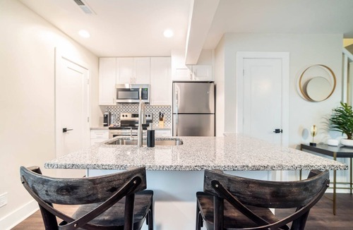 Villa Heights Apartment | Sophisticated Modern Home near NoDa, by Mansion™