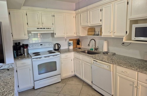 Hammock Bay Condo | South-east exposure, natural & breezy, Golf & water view