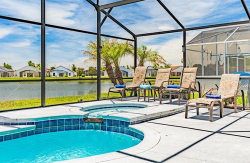 Crescent Lakes House | South Facing Private Pool with Lake View & Spa - Quiet Vacation Area - Family Friendly