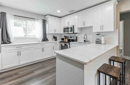 Sun Bay South House | South Tampa 3/2 w/Backyard | Sleeps 10!
