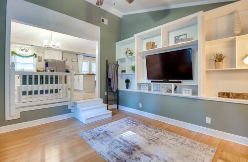 Eden House | Southern Escape in Guyton: Private Yard & Hot Tub!