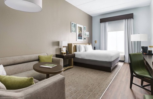 Yamacraw Village Apartment | Southern Hospitality with Modern Sensibilities