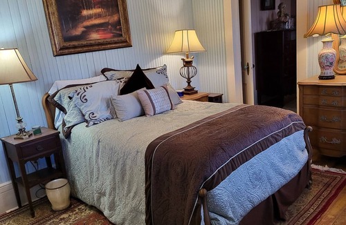 Statesboro Other | Southern Oaks Inn & Estate restored farmhouse near Georgia Southern University