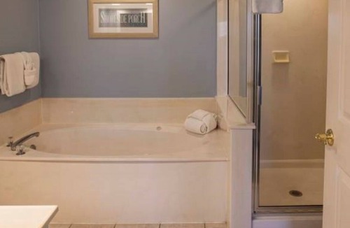 Hilton Head Island Condo | Spacious 1 bedroom condo convenient to beach, dinning, and shopping