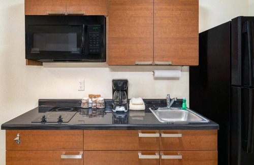 Jamestown Hotel | Spacious 2-Queen Bed w/Kitchenette Near Frontier Village & Buffalo Museum