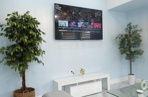 North Lauderdale House | Spacious 2BR Retreat Fast WiFi Self Check-in- Watch Major international sporting event in Comfort