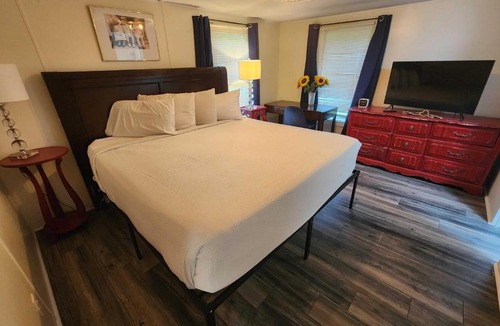 Longs House | Spacious 2BR Retreat-10 minutes to the Beach! Pet Friendly!