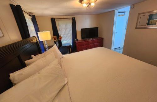 Longs House | Spacious 2BR Retreat-10 minutes to the Beach! Pet Friendly!