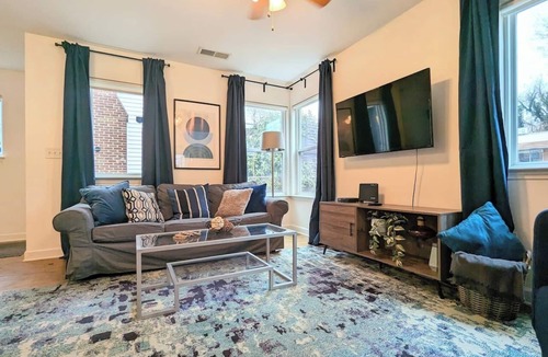 Biddleville House | Spacious 3/3 Townhome. Edge of Uptown Charlotte. Great for groups!