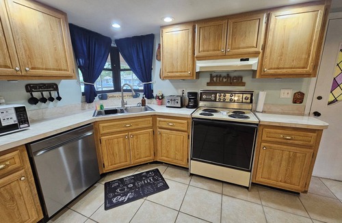 Interchange Square House | Spacious 3 bedroom 1.5 bath house in sunny Palm Bay with AC