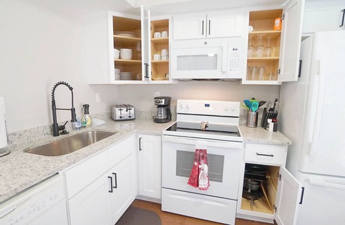 North Raleigh House | Spacious-3 Level Townhome/NorthHills/Pets