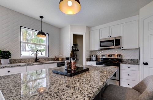Sanford House | Spacious 4+1 bedroom house in Sanford with fast WiFi, A/C, & sleeping up to 12!