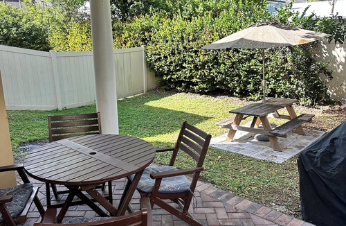 River Oaks House | Spacious 4 bedroom/2.5 bathrooms/Private Free-Standing House