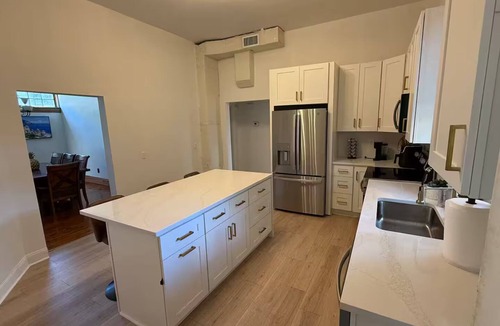 Hyde Park House | Spacious 4-bedroom 2-bathroom house by Downtown Tampa with AC and Parking