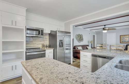 Midtown House | Spacious 4-Bedroom/3 Bath Furnished Mid-Term Charming Home in Mid-Town Savannah