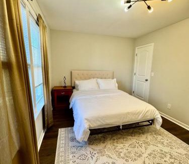 Charlotte House | Spacious 4 bedroom House in University area close to PNC pavilion