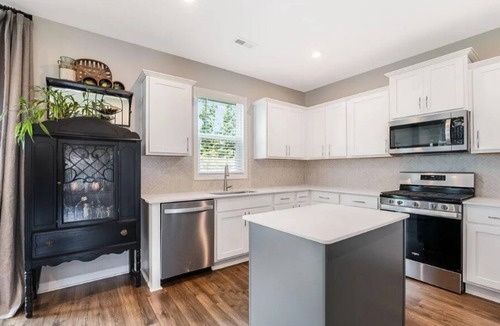 Clayton House | Spacious 4-bedroom house with AC and WiFi in tranquil Clayton