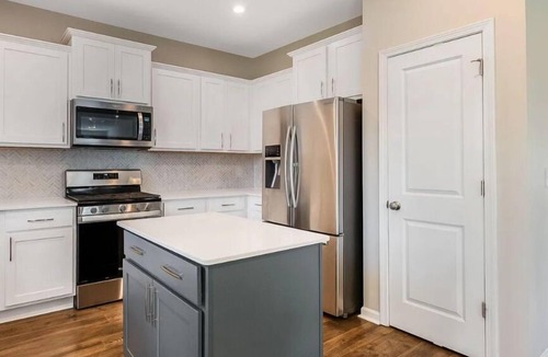 Clayton House | Spacious 4-bedroom house with AC and WiFi in tranquil Clayton