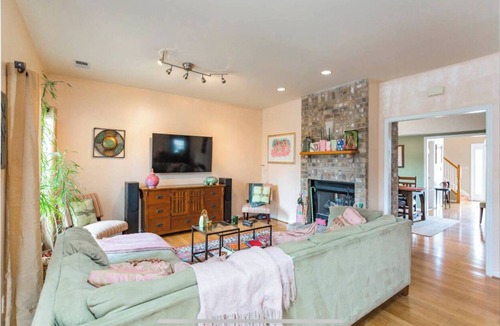Salemtown House | Spacious 4-bedroom townhome near Downtown Nashville
