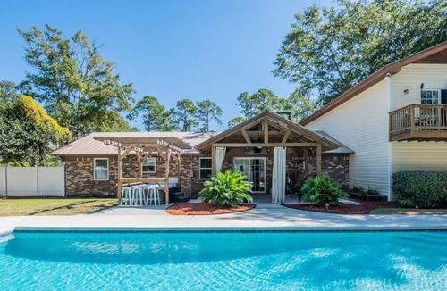 Olde Town House | Spacious 4 bedroom w/pool, Guesthouse & hot tub