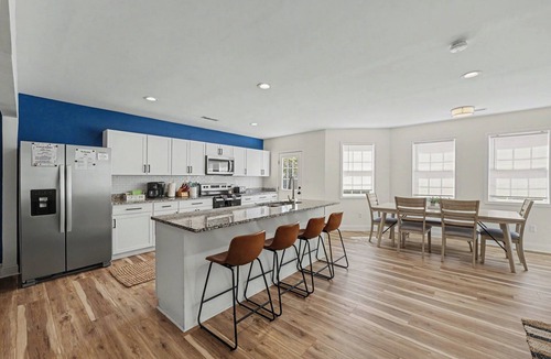 Charleston House | Spacious 4BR Home w/Game Room + Sleeps 10 10 Min to Downtown & Folly Beach