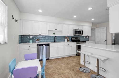 Lakeland Highlands House | Spacious 4BR Retreat Minutes to Downtown & Airport.