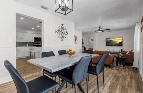 Lakeland Highlands House | Spacious 4BR Retreat Minutes to Downtown & Airport.