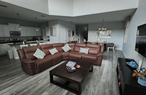 Calabria House | Spacious 5-bedroom house close to Disney Parks, WiFi, private pool ,club house.
