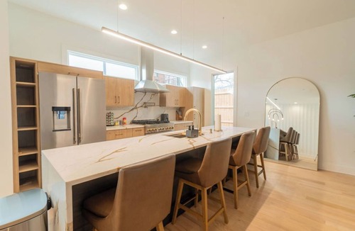 Inman Park House | Spacious 5-Bedroom home w/Free Parking, Rooftop Deck 5 minutes from DT Atlanta