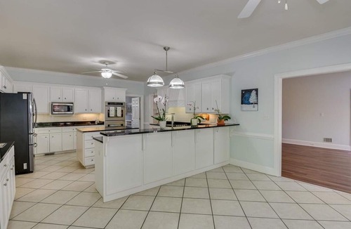 Martinez House | Spacious 5-bedroom house with private tennis court and fitness room in Martinez