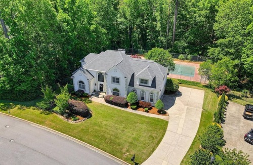Martinez House | Spacious 5-bedroom house with private tennis court and fitness room in Martinez